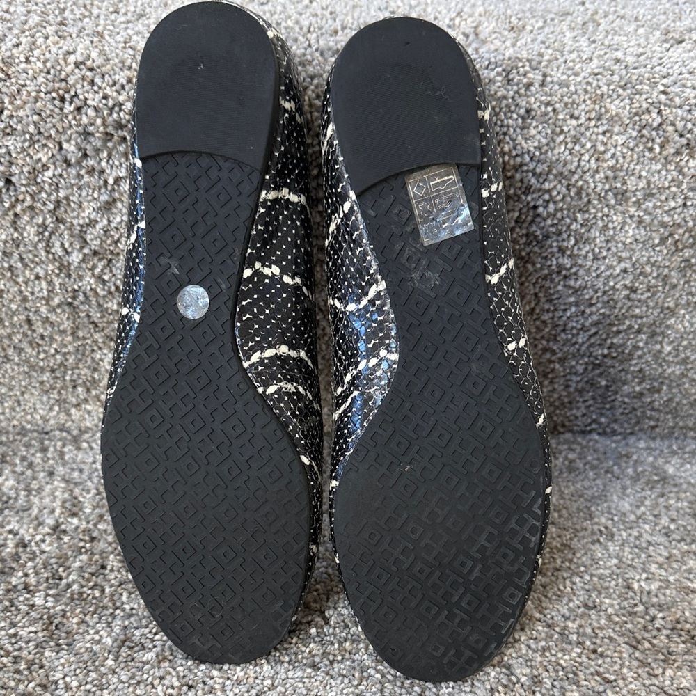 Tory Burch Black and White Snake Skin Patterned Leather Ballet Flats - Picture 3 of 8